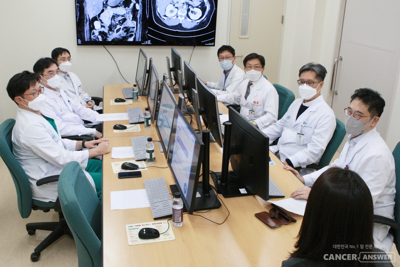 서울아산병원 췌장암센터가 폴피리녹스 항암제 치료 가이드라인을 정교화한 결과, 수술 가능 환자가 2배로 늘었다고 밝혔다. 사진은 췌장암센터 다학제 진료 모습./ 서울아산병원 암병원 제공