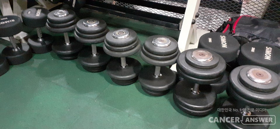 바벨보다는 덤벨을 이용하고, 큰 운동보다는 섬세한 운동을 하는 등 안전하고 스마트한 방식으로 운동하면 50세가 넘어서도 충분히 멋진 몸과 건강을 유지할 수 있다. / 캔서앤서DB