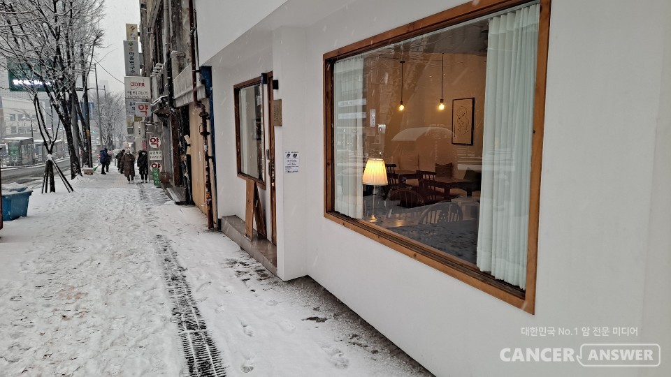 눈 덮인 길을 걸을 때는 넘어지지 않도록 조심해야 한다. 신발과 장갑 등을 꼭 챙기고 혹시라도 넘어졌을 때 행동요령도 미리 생각해 두자.