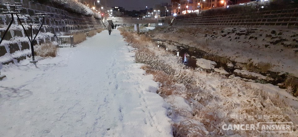 설경을 즐기기 위해, 운동을 위해 산책을 나갈 때도 눈길에는 언제나 의외의 위험이 있다는 것을 명심하고 안전하게 걸어야 한다.