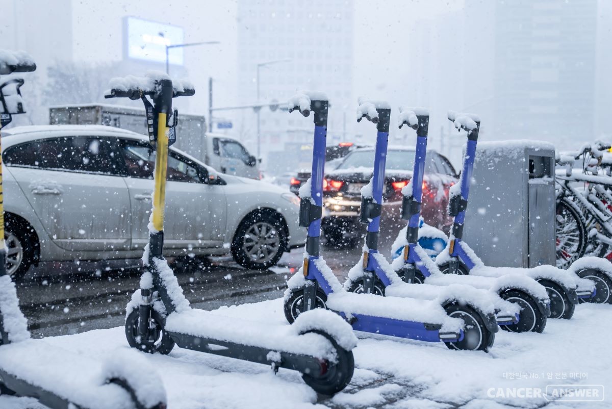 눈이 자주 내리는 요즘, 자기 집 앞은 자기가 치우는 것이 좋다. 추운 날씨에 힘든 노동인 눈치우기를 할 때는 건강에 조심해야 한다. / 게티이미지뱅크
