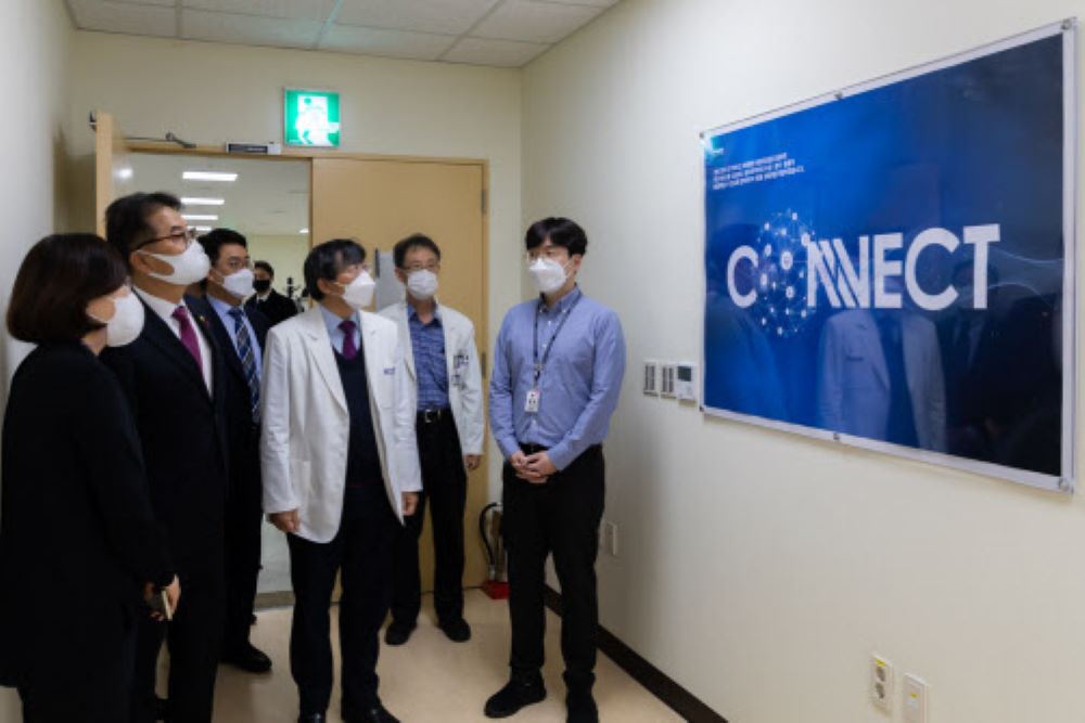 윤종인 개인정보보호위원회 위원장(왼쪽에서 두번째)이 26일 오후 국립암센터 암빅데이터센터를 방문해 설명을 듣고 있다. / 개인정보보호위원회 제공