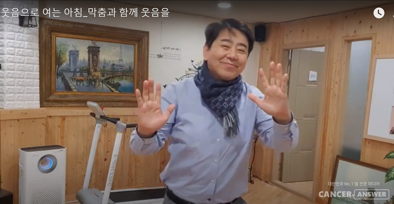 함께 웃는 것도 좋지만, 그저 웃는 모습을 보면서 그것이 우스워 웃어도 좋다는 것이 홍 발행인의 생각. 자신이 막춤을 추면서 방송을 진행하고 있다.