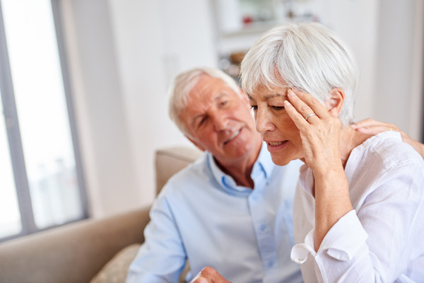 ​노인들에게 많이 생기는 신경성 질환인 섬망은 치매와 비슷하면서도 다르다. 치매와 상관관계가 있기 때문에 원인을 밝혀 치료해야 한다. / 게티이미지뱅크​
