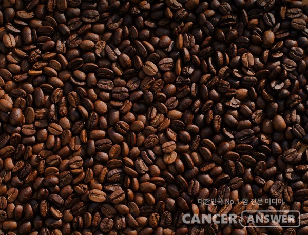 커피의 효용은 다양한데, 건강과 관련한 효능은 물론, 염색과 탈모예방 효과도 있는 것으로 알려져 있다. / unsplash