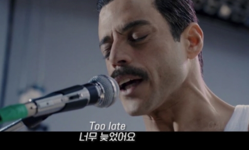 영화 '보헤미안 랩소디'에서 프레디 머큐리 역의 배우가 노래하는 장면./화면 캡처