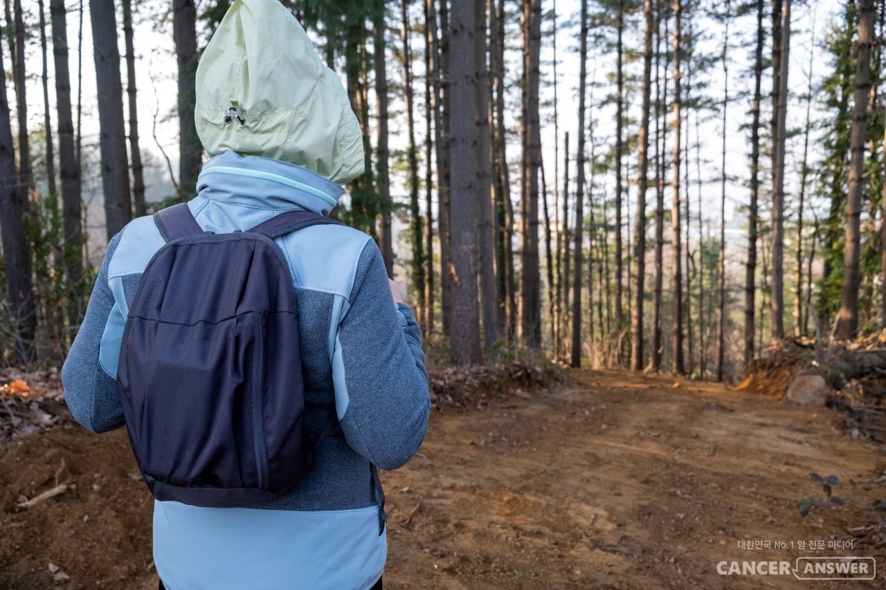 야외활동이 많아지는 봄철은 따뜻해졌더라도 일교차가 심하고 바람이 부는 등 변덕스러운 날씨에 대비해 겉옷을 챙기는 등 체온관리에 신경써야 한다. / 게티이미지뱅크