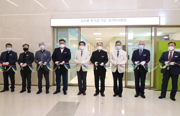 4일 '김수환 추기경 기념 장기이식병원' 개원식에서 테이프 커팅하는 장기이식병원 황정기 병원장(왼쪽 다섯번째)과 학교법인 가톨릭학원 상임이사 손희송 주교, 가톨릭대학교 은평성모병원 권순용 병원장 등 참석자들./은평성모병원 제공