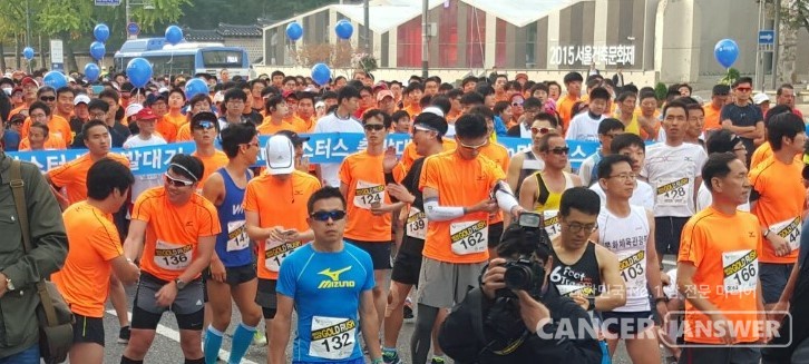 어느 마라톤 대회의 출발선. 앞으로 달려야 할 도전에 대한 흥분과 함께 뛰는 사람들이 모여있어 느끼게 되는 공감. 이런 것들이 강력한 매력을 가져다 줘 또다시 힘든 도전에 나서게 한다. / 캔서앤서DB