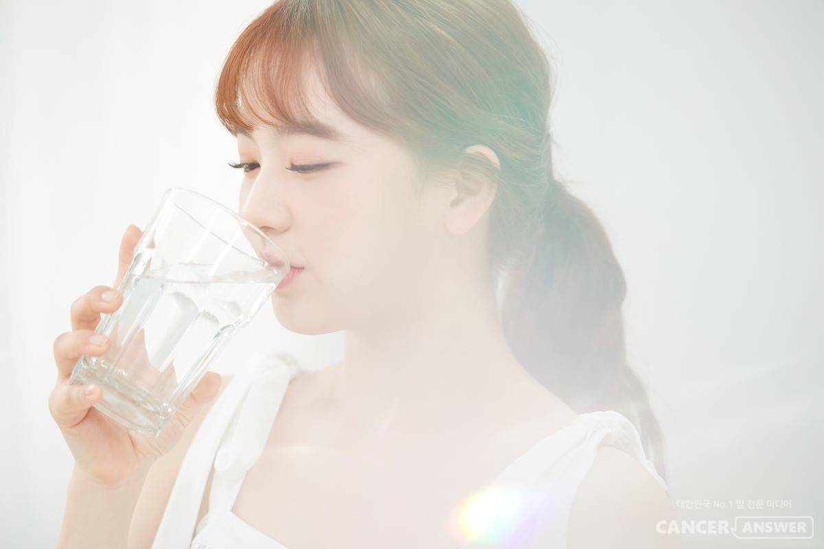 건조한 봄날, 충분한 수분섭취는 탄력있고 건강한 피부를 위해 필수적인 요소다. / xframe