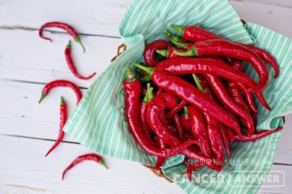 매운 맛의 대표격인 고추의 캡사이신은 교감신경을 활성화하고 엔도르핀을 유도함으로써 스트레스를 풀어주는 효과가 있어, '코로나블루'를 날리는 방법으로 선호되고 있다. / 픽사베이