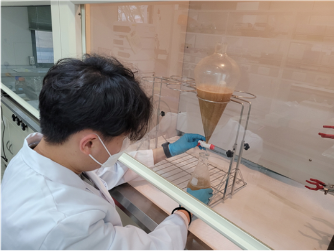 한국원자력연구원 연구원이 '아스코르빈산 추출법'을 통해 곤충유래 유효성분의 기능적 특성을 보존하는 실험을 하고 있다. / 한국원자력연구원