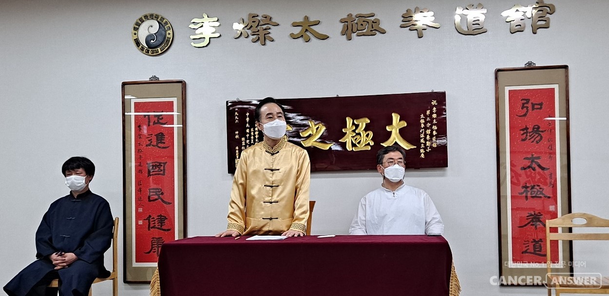 대한태극권협회 이찬 명예회장이 심사를 시작하며 인사말을 하고 있다. / 이찬태극권도관