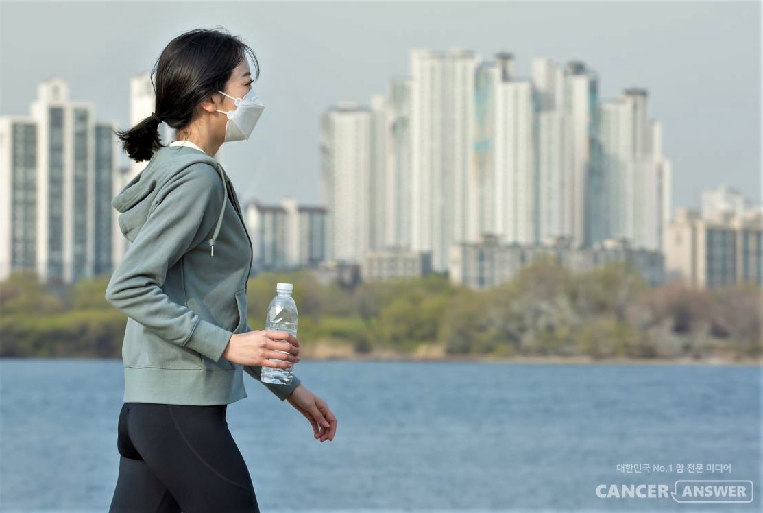마스크 착용이 일상이 된 요즘, 건강하게 호흡하며 안전하게 마스크를 착용하는 방법을 찾는 일이 과제가 되고 있다. / 게티이미지뱅크