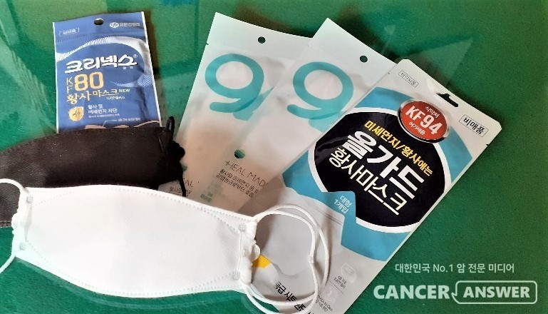다양한 마스크 제품들. 건강한 호흡을 위해서는 외과용 마스크나 면 마스크를 착용하는 것이 좋다. / 캔서앤서DB