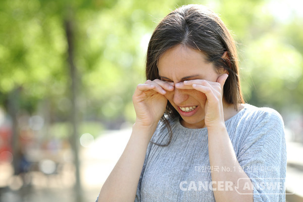 결막염 증상이 있다면 눈이 가려울 때 비비지 말고 냉찜질을 하는 것이 좋다./게티이미지뱅크