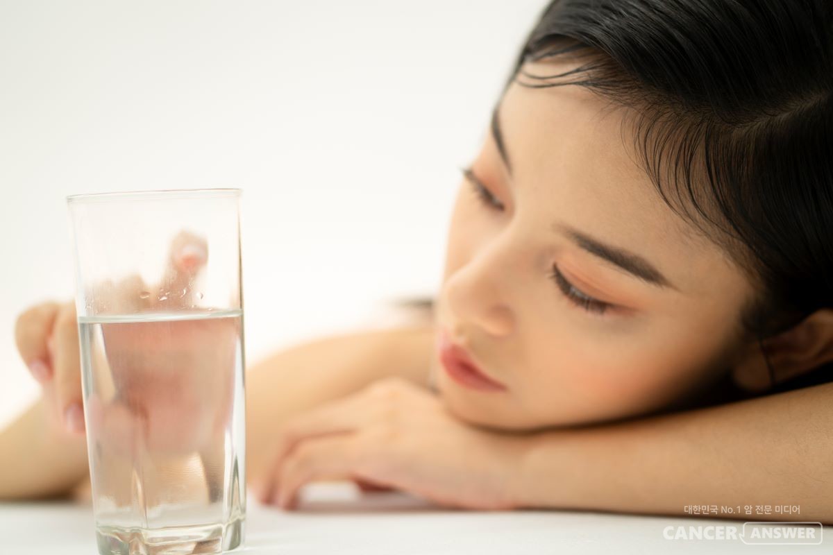 봄 환절기, 호흡기 건강을 유지하기 위해서는 물을 충분히 마셔 수분이 부족하지 않도록 해야 한다. / xframe