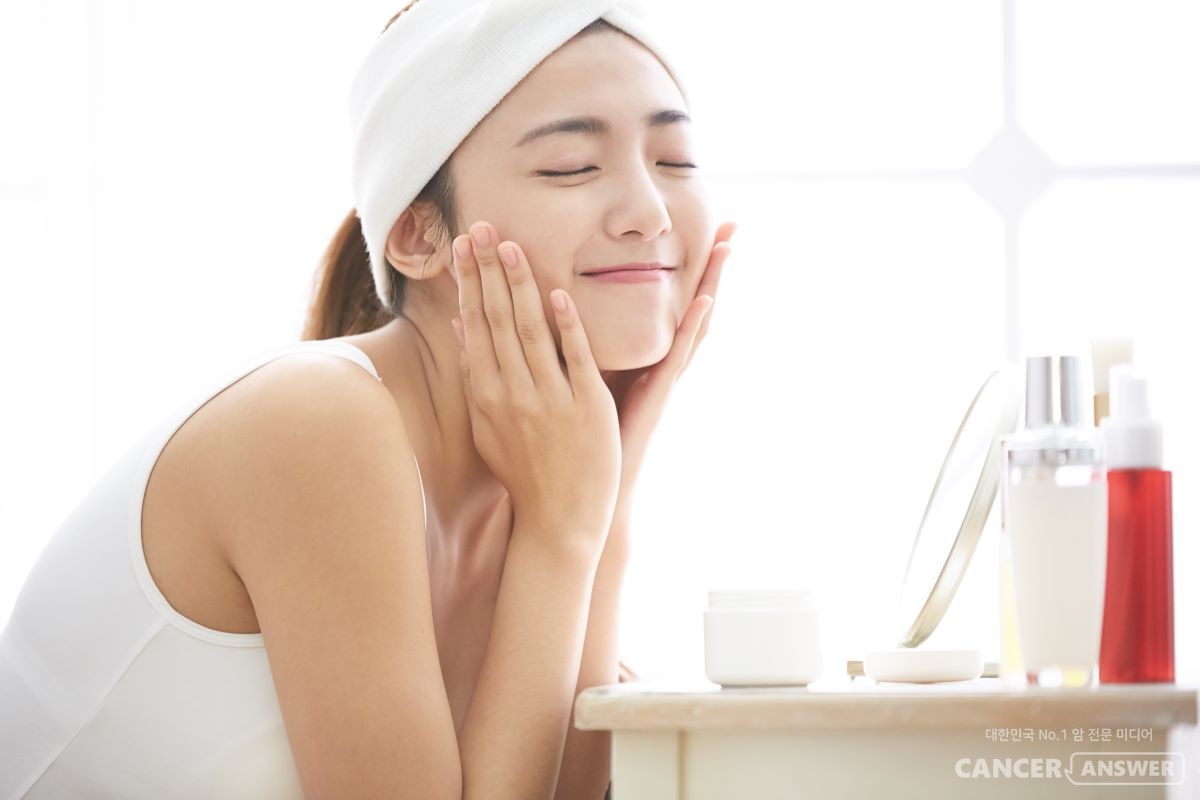 봄철 피부건강을 위해서는 피부에 충분한 수분이 보충될 수 있도록 하고, 강렬한 봄볕에서 피부를 보호해야 한다. / xframe