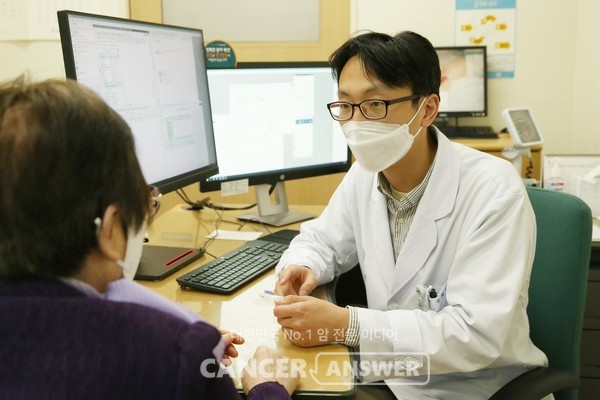 정희원 서울아산병원 노년내과 교수가 노인 변비 환자를 진료하고 있다./서울아산병원 제공 