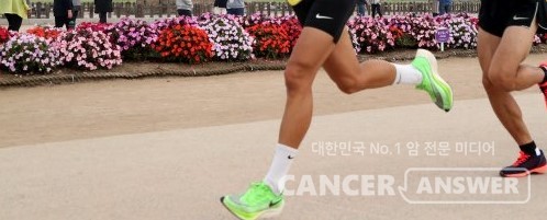 달리기는 단순한 운동이다. 마음이 복잡할 때, 단순한 생각이 필요할 때, 하루의 생활에 지쳐 모두 있고 또다른 내일을 맞고 싶을 때, 운동화를 신고 달리면 된다. / 캔서앤서DB