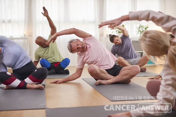 일상에서 가볍게 하는 스트레칭은 관절의 움직임을 유연하게 하고 통증을 완화할 수 있어 좋다./게티이미지뱅크