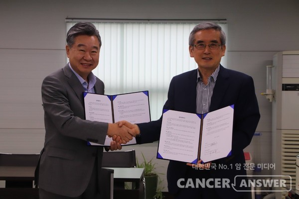 최서형 위담그룹 회장(왼쪽)과 이계호 한국기술분석연구소 대표가 16일 중증 만성질홪자를 위한 맞춤형 치료식 등 건강기능식품 개발, 판매 등을 위한 협약서를 체결했다.