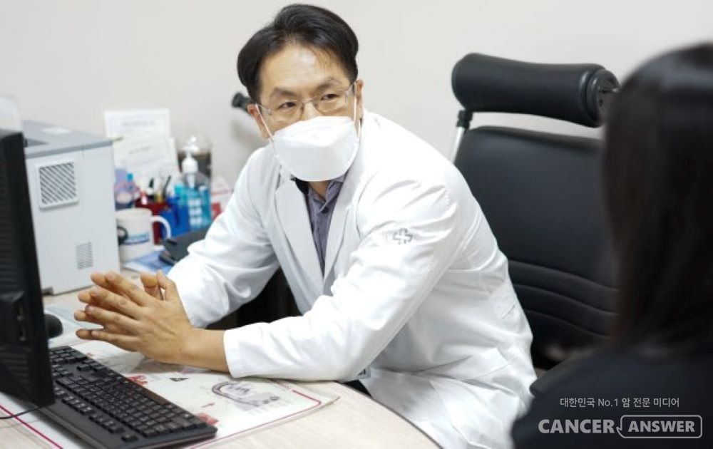 인제대 해운대백병원 산부인과 전균호 교수(불임클리닉)가 환자에게 가임력 보존 프로그램에 대해 설명하고 있다. / 해운대백병원