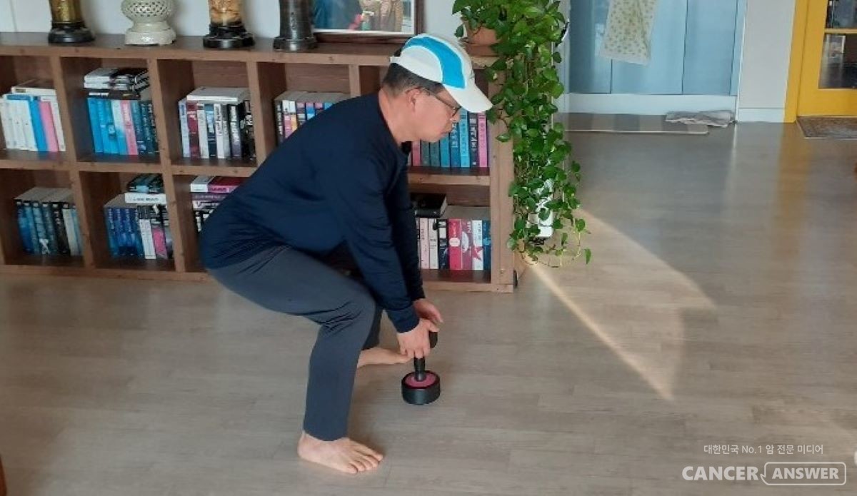 전립선 주변 근육을 강화하는 대표적인 하체근력 운동으로는 스쿼트를 들 수 있다. 맨몸으로라도 수시로 스쿼트를 하자. / 캔서앤서DB