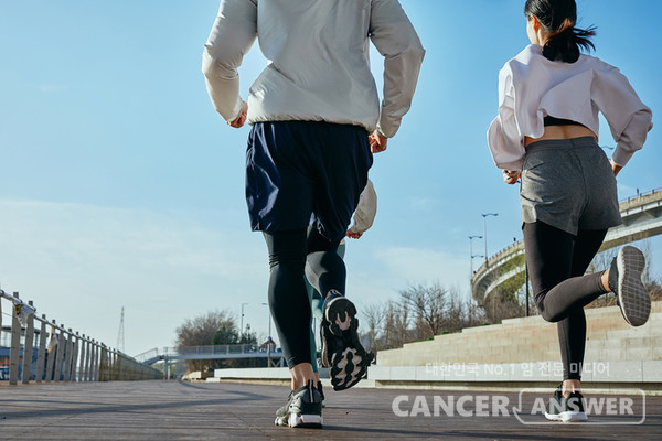 매일 규칙적으로 하는 적절한 운동은 암환자의 피로감을 개선하는 데 효과가 있다./게티이미지뱅크