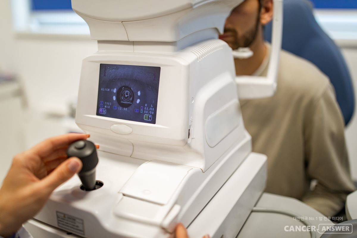 100세 시대, 건강한 눈을 오래 유지하려면 40세가 넘으면 정기 검진을 하는 등 전문가의 도움을 받는 것이 좋다. / 게티이미지뱅크