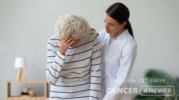 고령층에서 주로 발생하는 기립성 저혈압은 앉아있다가 갑자기 일어설 때 어지럼증이 나타난다./게티이미지뱅크