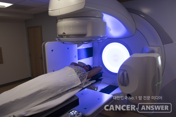 수술로 완전히 종양을 제거했더라도 남은 유방 조직에서 재발할 수 있는데, 재발 방지를 위해 방사선치료를 시행한다./게티이미지뱅크