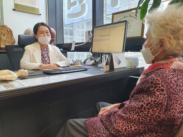 천인지한의원 박우희 원장이 김숙자와 최근 몸 상태에 대해 이야기를 나누고 있다. 박우희 원장은 "김숙자님께 처방한 운모가루는 동의보감을 비롯한 한의서에 암, 난치성 질환 치료제로 나오는 천연물질"이라고 말했다.