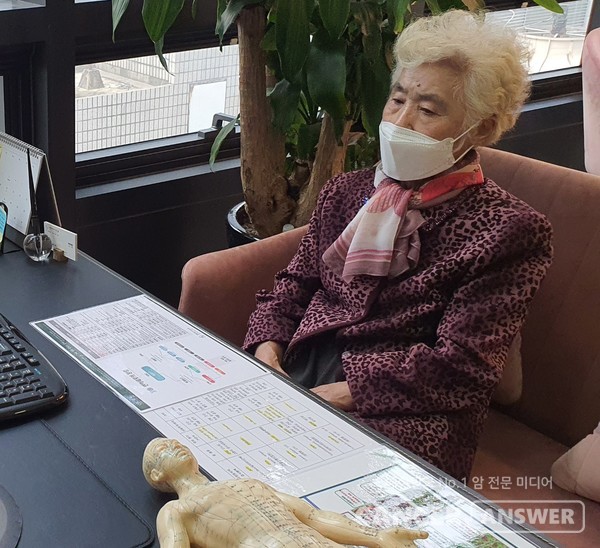 ​흉선 전이 폐암 4기, 갑상선암 투병 중 "폐암이 크게 줄었다"는 검사 결과를 받은 88세 김숙자씨. "마음 편하게 먹고 싶은 거 잘 먹으면서 지내겠다"고 말했다.​