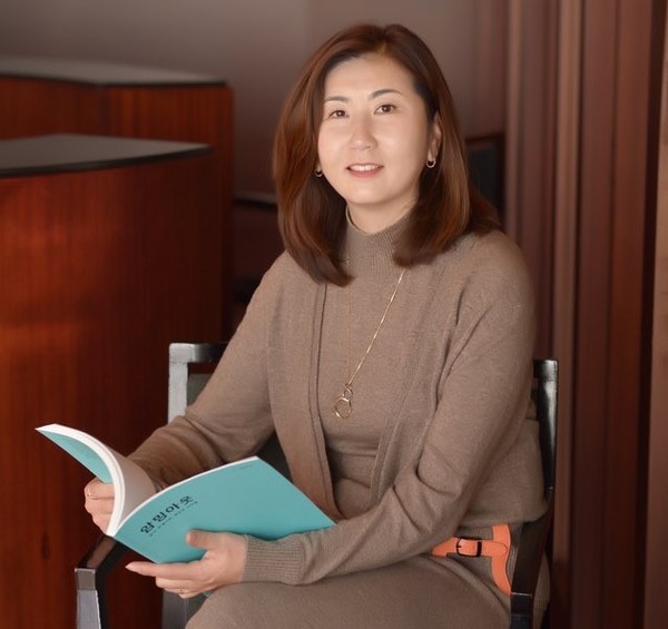 암 경험자들의 이야기를  시리즈 책으로 내고 있는 아미북스 조진희 대표.