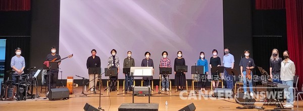 지휘자를 포함한 단원 모두가 암환우로 구성된 엘레이손합창단이 6월11일 충주위담통합병원 공연을 앞두고 연습하고 있다.