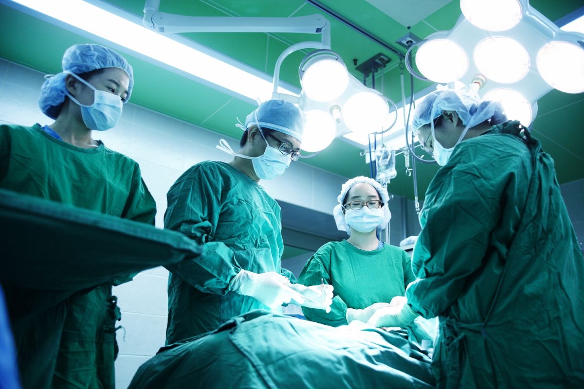 경희대병원 이식혈관외과 안형준 교수가 수술을 집도하고 있다. /경희의료원 제공