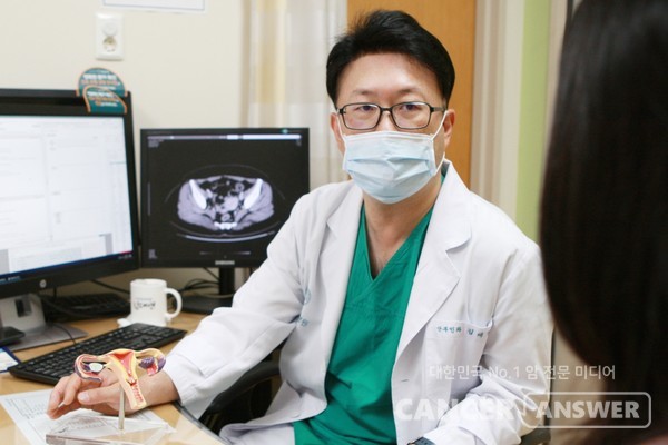 김대연 서울아산병원 산부인과 교수가 진료를 하고 있다./서울아산병원제공