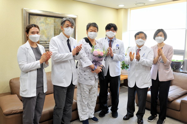 '비후성 심근병증'으로 엘바드(LVAD, 좌심실 보조장치) 삽입 수술을 한 김모씨와 세브란스병원 의료진이 퇴원을 앞두고 기념 촬영을 했다../세브란스병원 제공