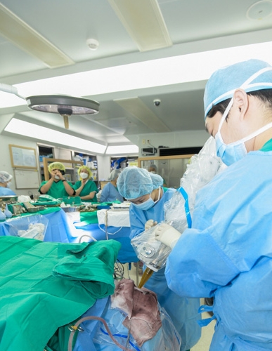 강남세브란스병원 의료진이 교모세포종 환자에게 IORT 치료를 하고 있다.