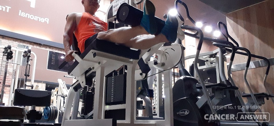 헬스클럽에서는 머신으로 하지만, 집에서는 맨몸으로 할 수 있는 레그 익스텐션. 무릎 위 근육을 키워, 무릎관절을 보호하고, 무릎 주변 인대를 유연하게 유지해줘 움직임이 편해진다. / 캔서앤서DB