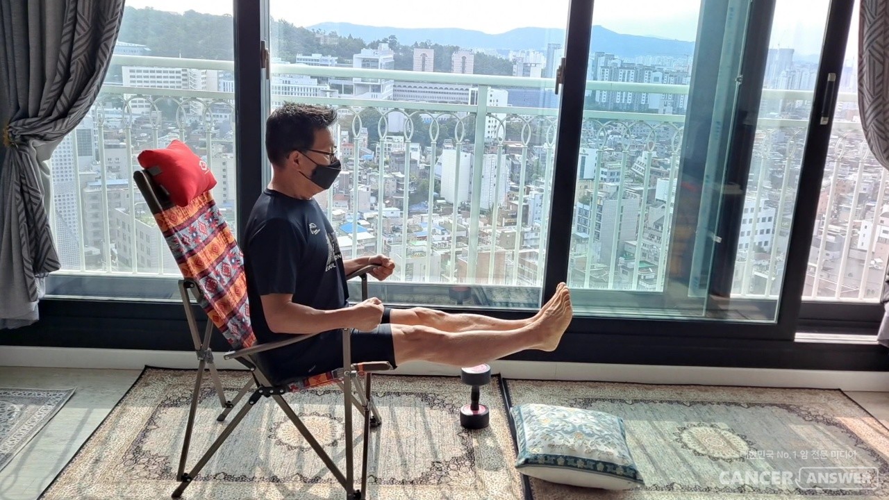 맨몸으로 레그 익스텐션 하기. / 캔서앤서DB