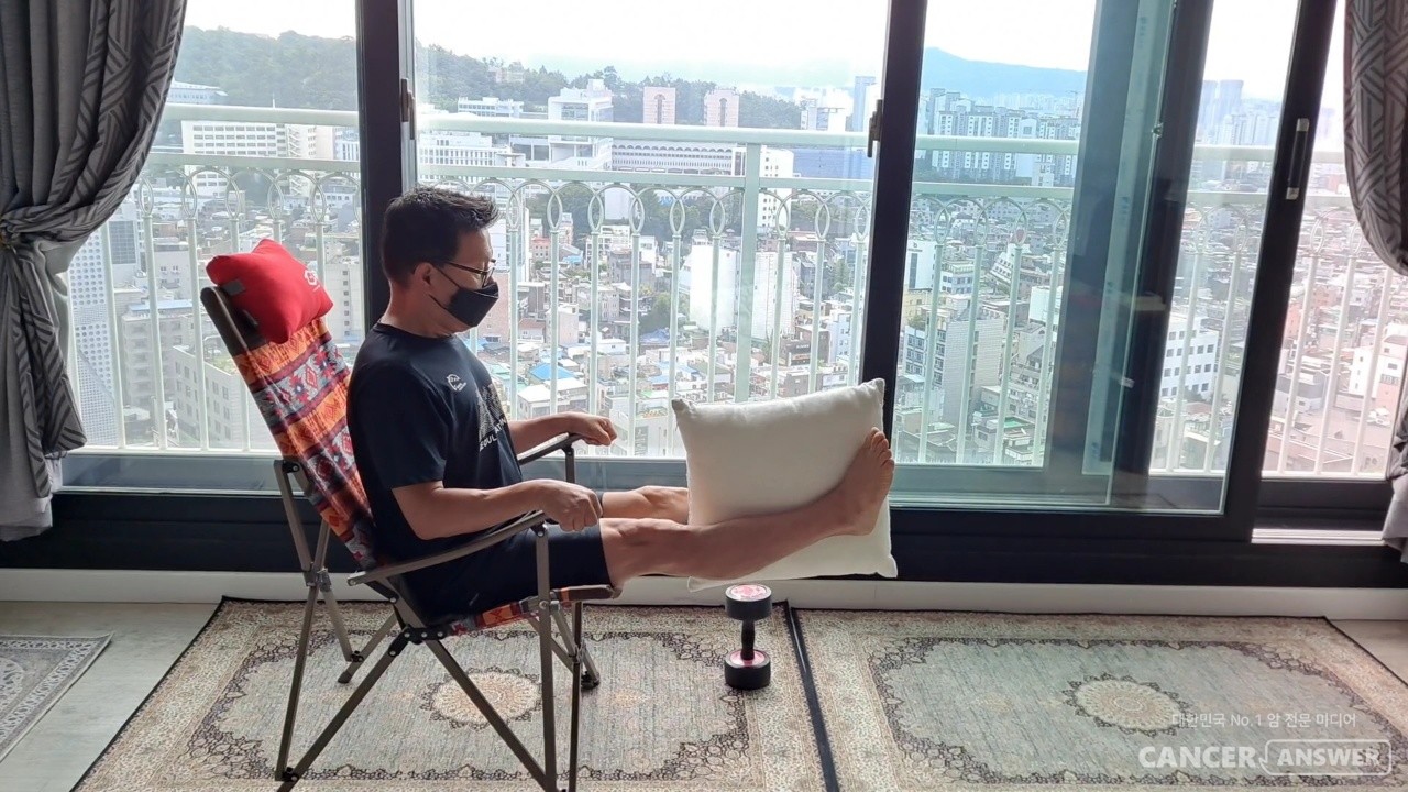 쿠션을 이용해 레그 익스텐션 하기. / 캔서앤서DB