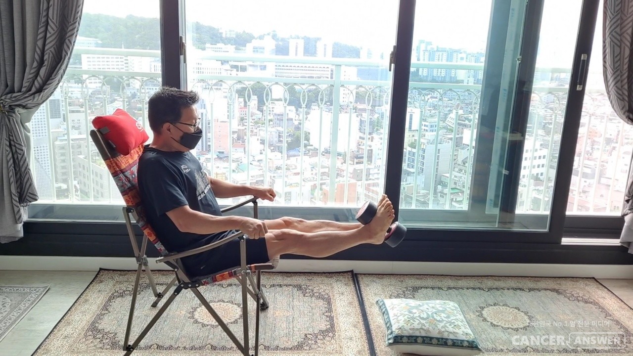 5kg 덤벨을 양발로 들고 레그 익스텐션 하기. / 캔서앤서DB