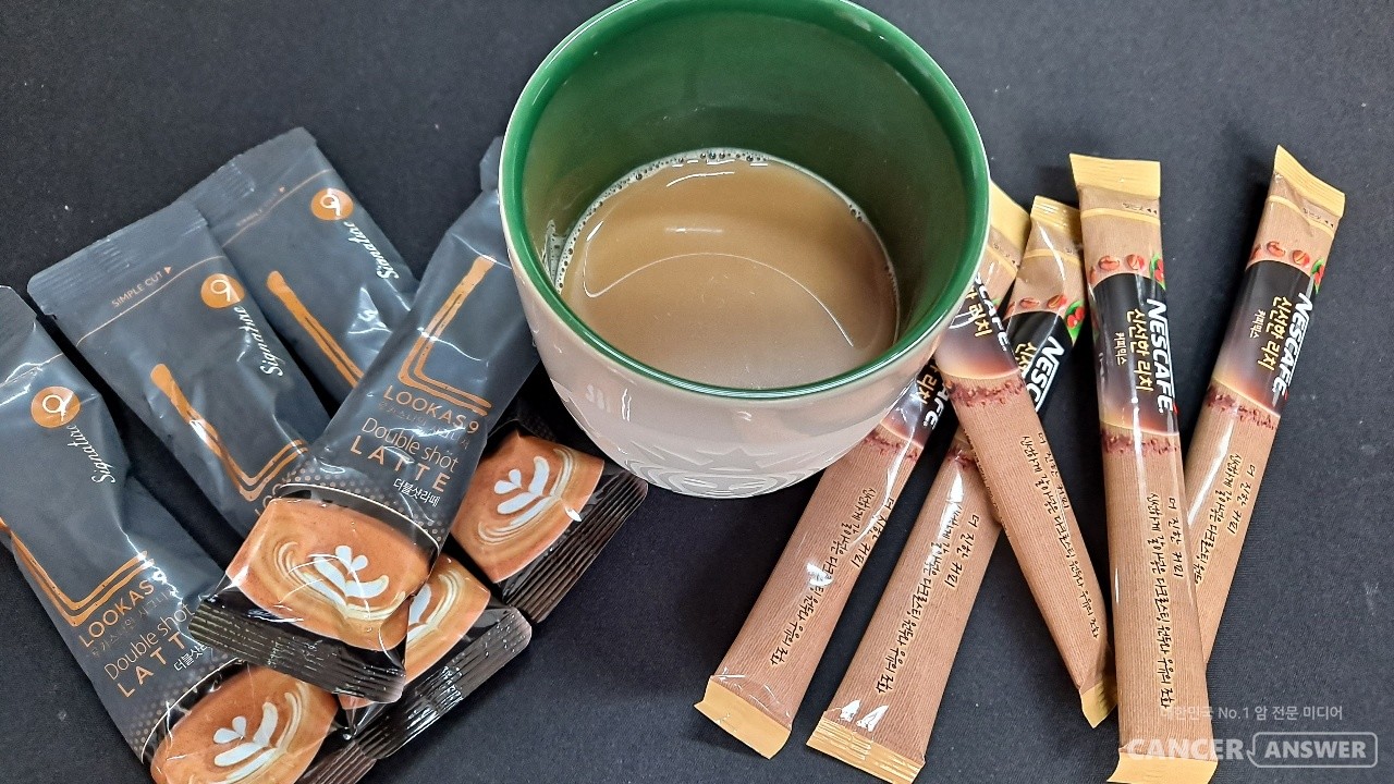 모든 종류의 커피가 간 건강에 좋다는 영국 연구팀의 연구결과가 발표됐다. 커피숍의 블랙커피 뿐 아니라, '봉지커피'도 그렇다고 발표했다. / 캔서앤서DB