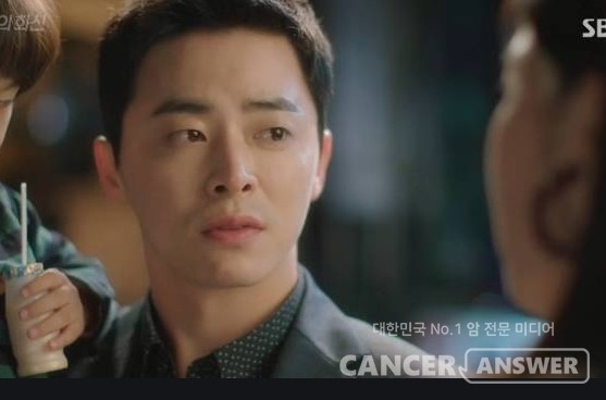 유방암에 걸린 남자가 등장하는 2016년 드라마 '질투의 화신'의 한 장면. 암에 관한 다양한 편견으로 암 환자는 물론 암 생존자들도 큰 불이익을 얻고 있는 것으로 나타났다. / SBS 캡처