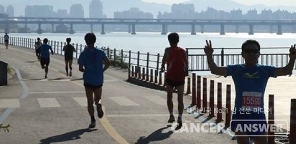 마라톤 완주 100회 이상, 심지어 1000회 가까이 뛴 사람들이 있다. 달리기가 인간 본연의 운동이 아니라면 불가능한 기록이다. 달리기를 즐겨야만 가능한 일이다. / 캔서앤서DB