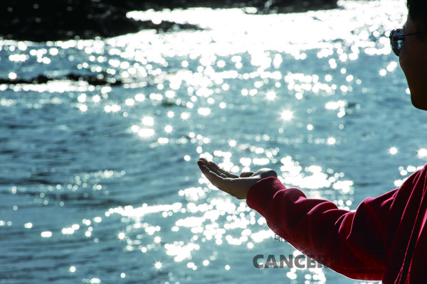 암환자 동행 서비스를 제공하고 있는 '윤슬케어'의 윤슬은 '햇빛이나 달빛에 비치어 반짝이는 작은 물결'이라는 뜻이다. 이 회사 정승훈 대표도 암경험자다./사진제공-=아미북스