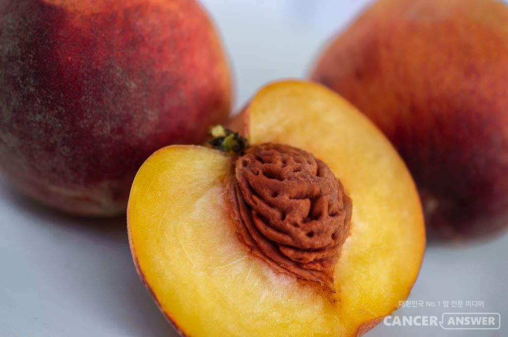 복숭아는 과육은 물론이고, 껍질, 씨앗, 잎사귀까지 다양한 효능을 지닌 약재로 사용되는 등 인체에 도움이 되는 물질들이 풍부하게 함유된 식품이다. / unsplash