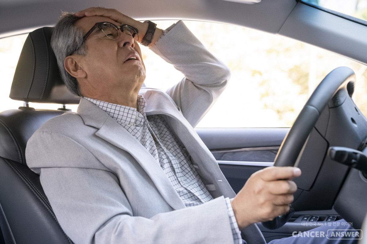 비가 많이 오는 장마철, 통증이 심해지는 경우가 많다. 기압이 신체에 영향을 미치기도 하고, 우울증이 통증을 악화시키기도 하기 때문이다. / xframe